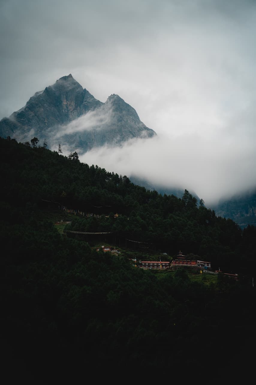 Phakding
Mountains