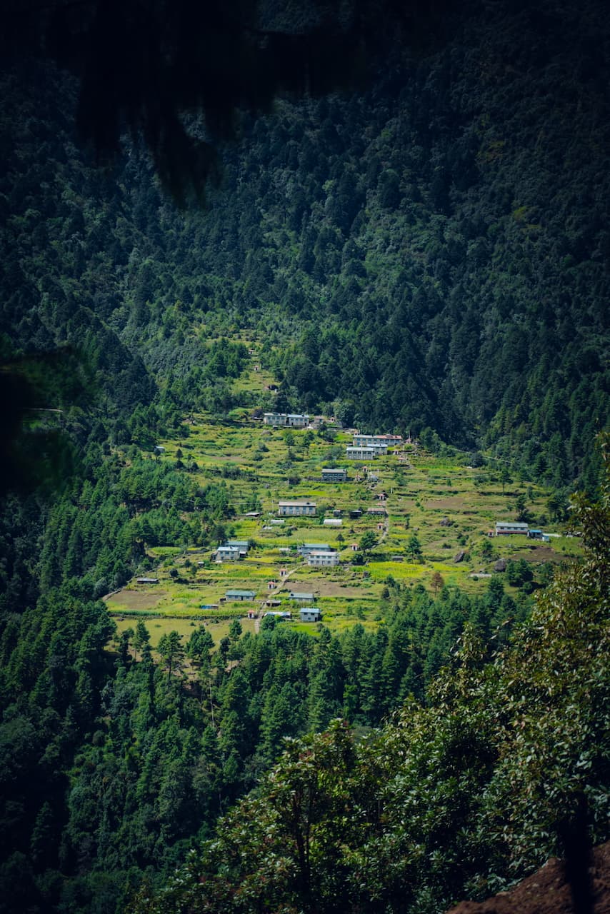 Village on the way to
Phakding