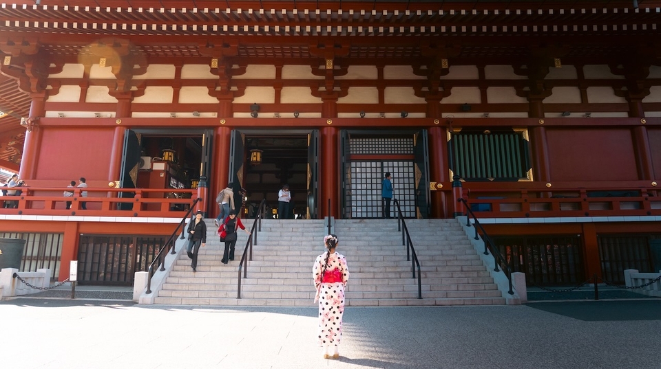Asakusa woman in kimono standing in front of temple
